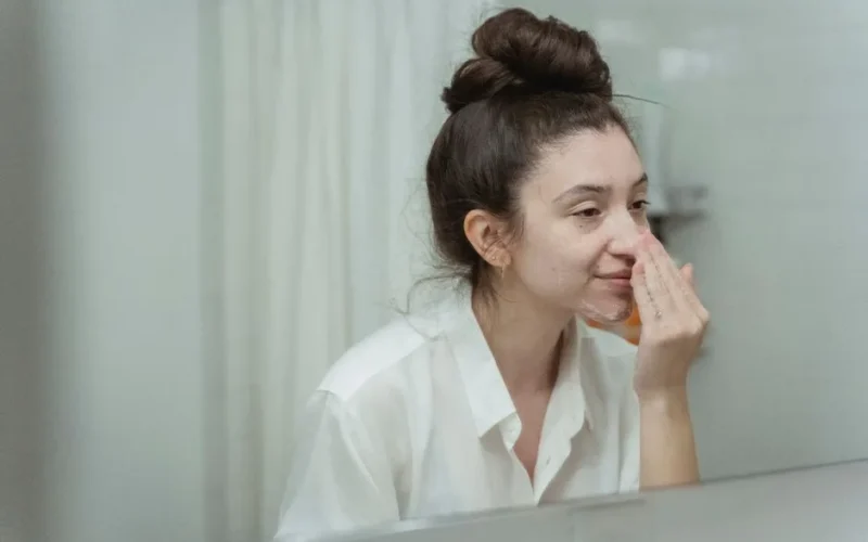 Tłusta cera: jak ograniczyć świecenie i regulować sebum